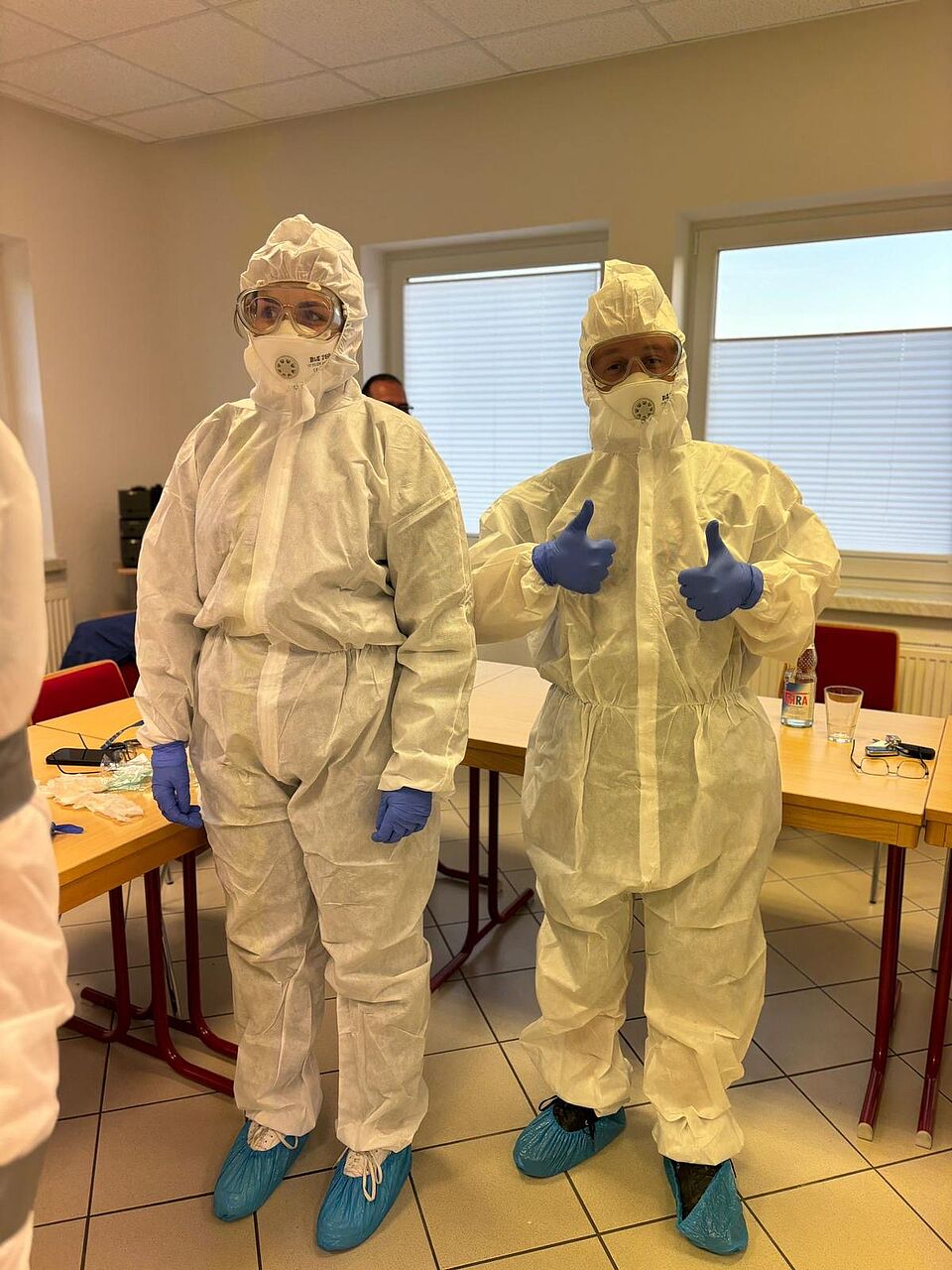 Zwei Helfer im Schutzanzug bei der CBRNE Ausbildung